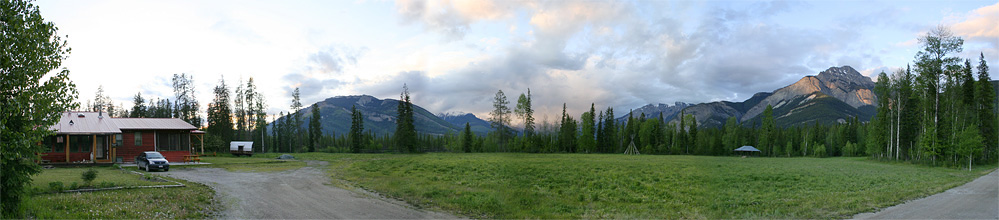 view of the ranch house and yard
